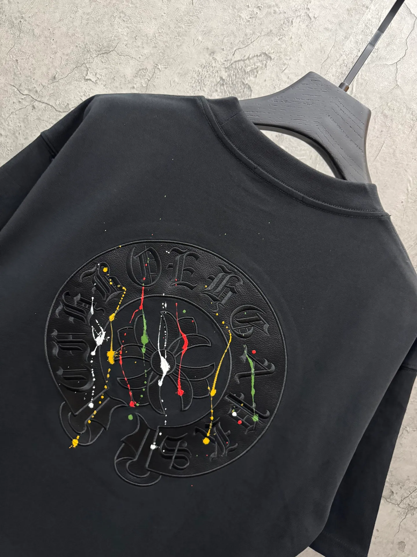 P190 top version, real shot without P, ​​different from market currency) 𝗖𝗵𝗿𝗼𝗺𝗲 𝗛𝗲𝗮𝗿𝘁𝘀/Croxin 2026 spring new original single counter American leather embroidery plus painted inkjet couple short sleeves 👑The highest version! Customized fabric 300 grams, best-selling model at the counter, very comfortable to wear. Accessories: original molded and authenticated collar label ➕ 100% silk wash water label. Genuine purchase-grade original hangtag➕matching hanging rope➕3D hanging beads➕original packaging bag. Craftsmanship: The original version has consistent wiring! The highest version of the armhole matching technique! Color: White Black Size: S M L XL Style No.: 26-2030